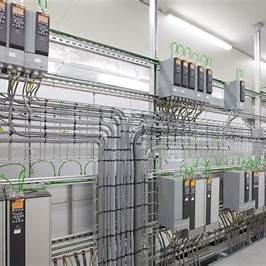 Ingeniero eléctrico de APC SAS trabajando con equipo de protección